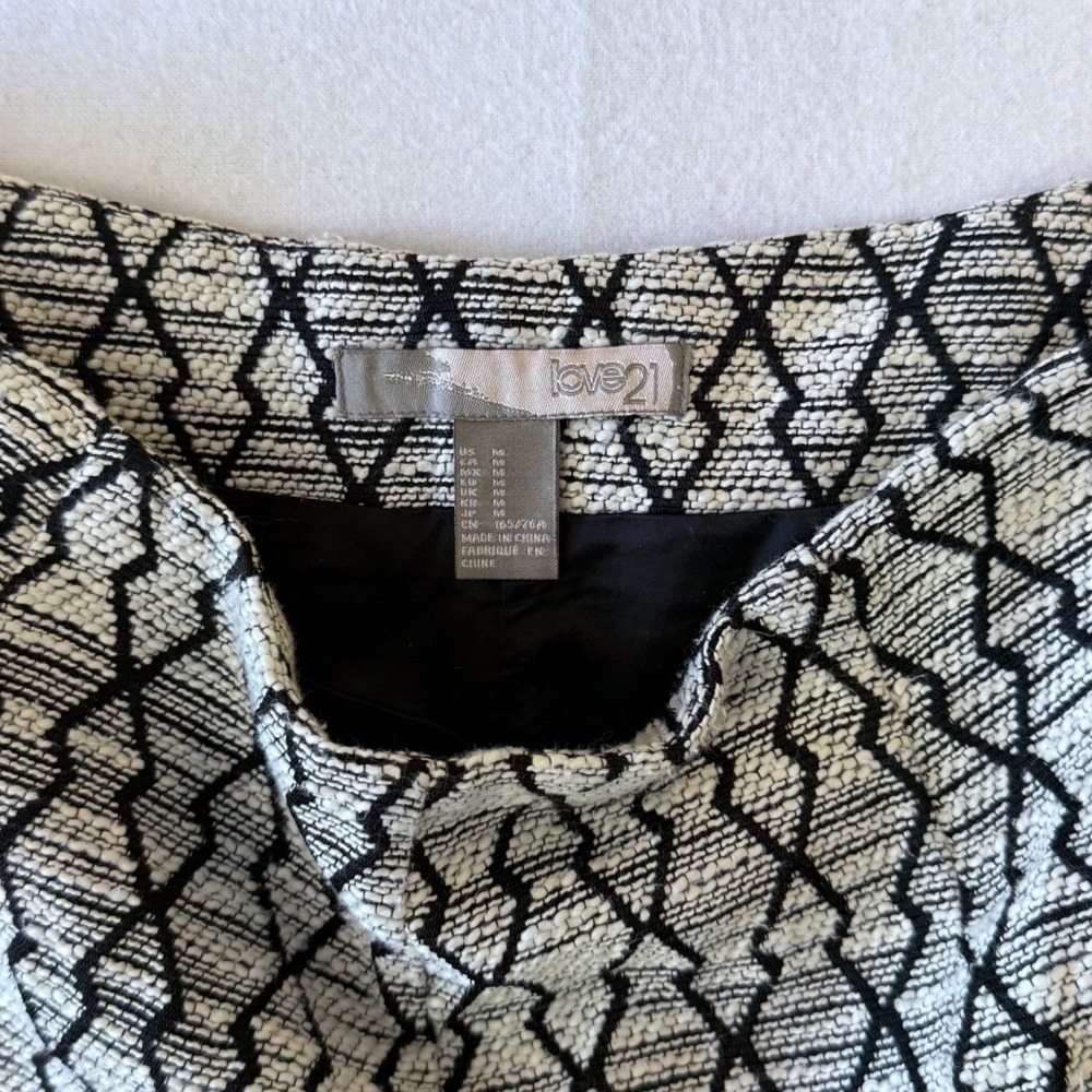 Love 21 Black White Geometric Diamond Jacquard Shorts Size M side zip‎ - Picture 6 of 11